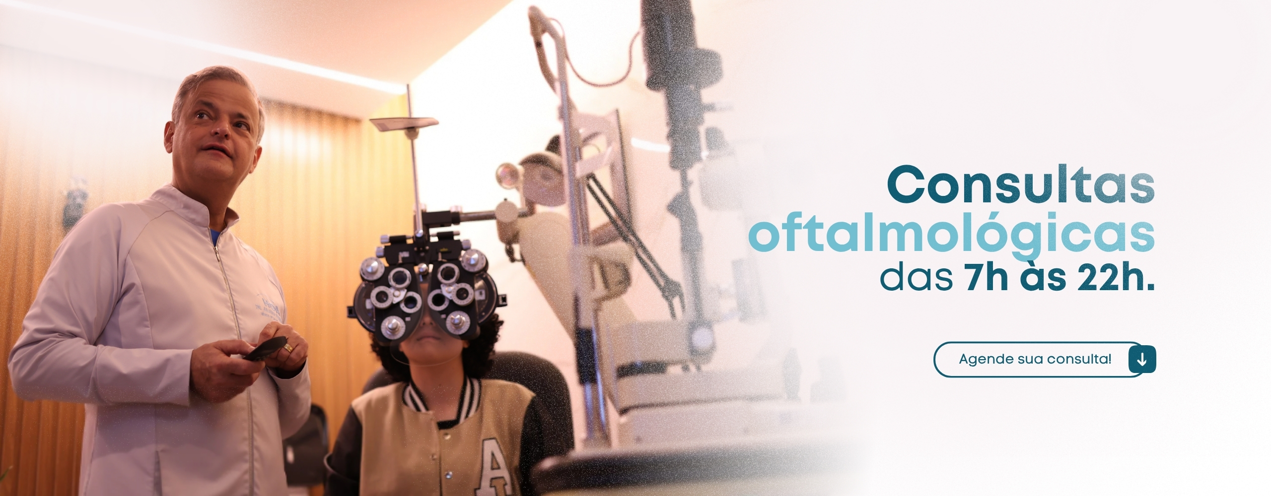 M&eacute;dico realizando exame oftalmol&oacute;gico em paciente no Hospital HOA