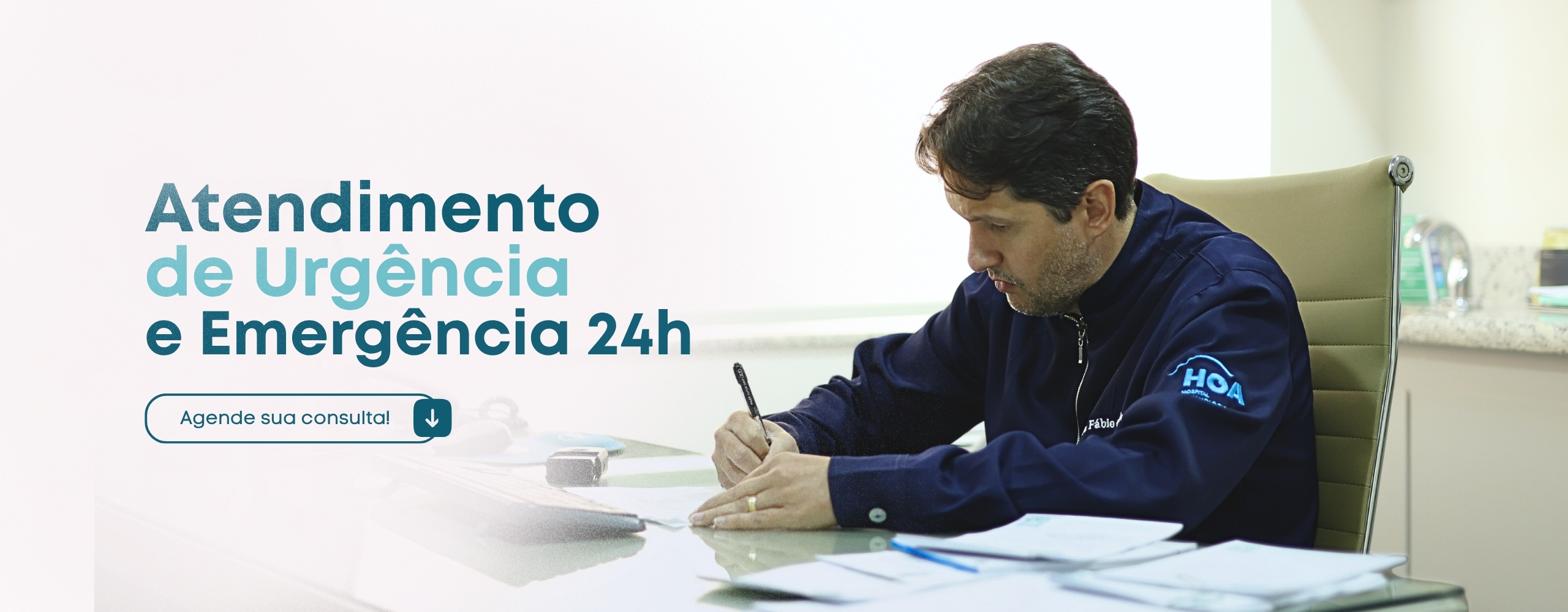 M&eacute;dico do Hospital HOA no consult&oacute;rio de atendimento